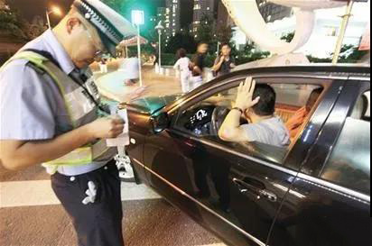 长沙小伙无证租车被查